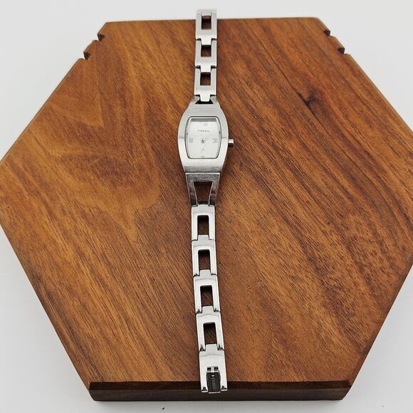 Fossil Women's Silver Tone Minimalist Watch Simple Link Contemporary ES-9381 - Picture 4 of 7